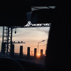 美女被人草人视频在线看
